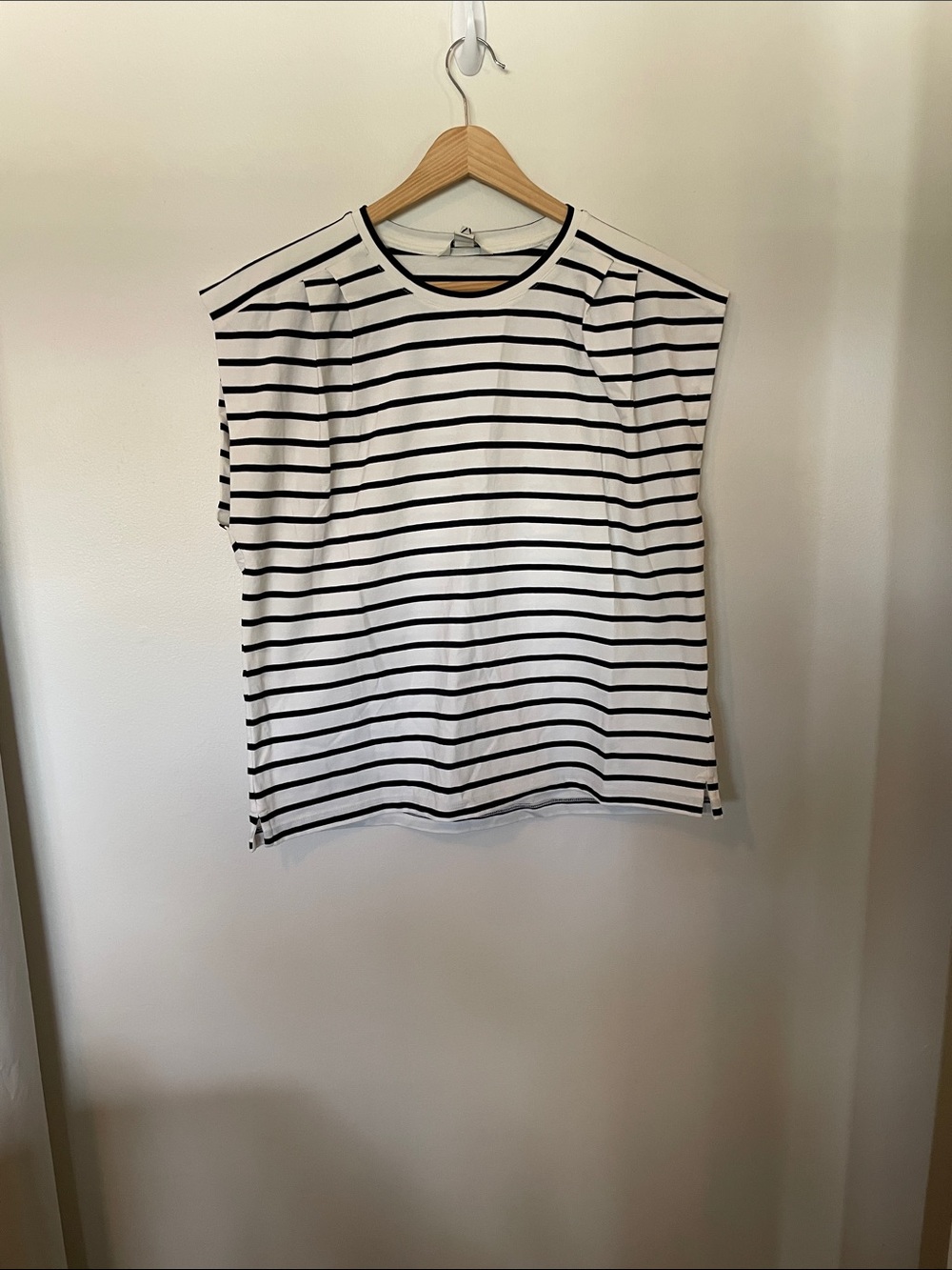 Size M RW&CO Striped Sleeveless Boxy Tee - Cream & White